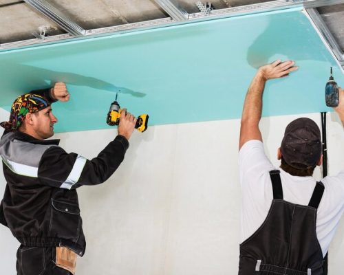 plasterboard-installers-men-assembling-drywall-false-ceiling-simple-affordable-renovation-premises_166373-1909